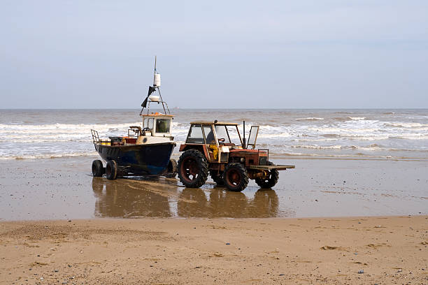 ciężarówka w łodzi - ship industrial ship fishing boat europe zdjęcia i obrazy z banku zdjęć