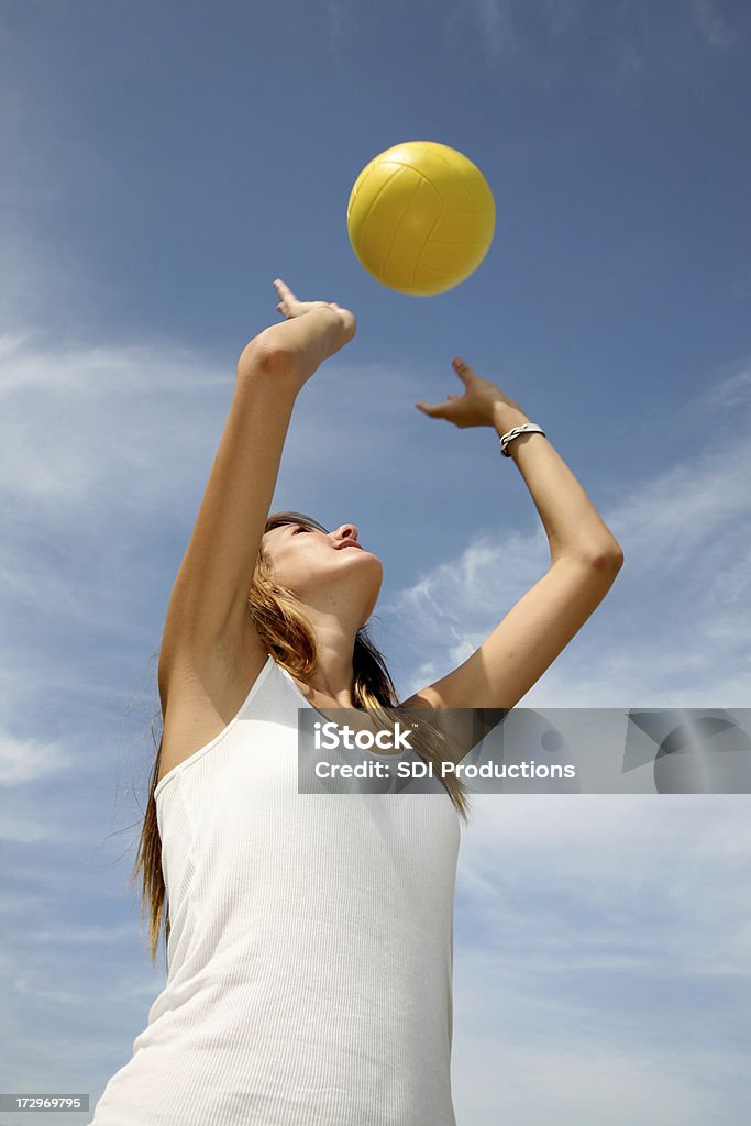여성 배구공 플레이어 맛있는 옐로우 볼 대상쪽으로 Blue Sky - 로열티 프리 던지기 스톡 사진