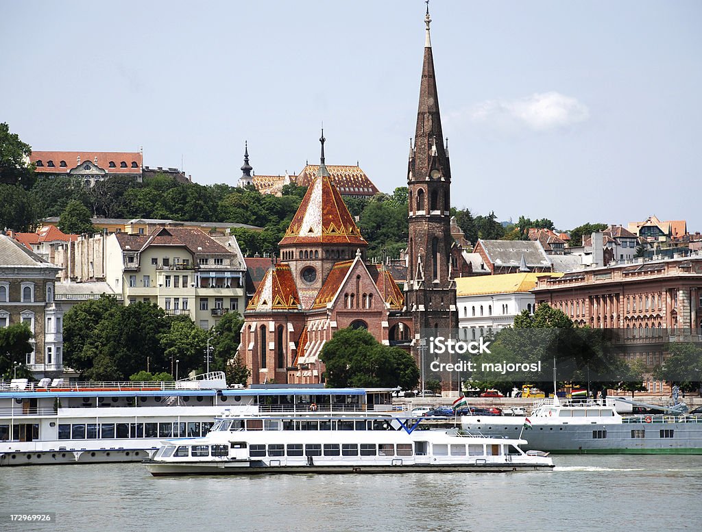 Las iglesias y las embarcaciones en la ciudad de Budapest - Foto de stock de Embarcación marina libre de derechos