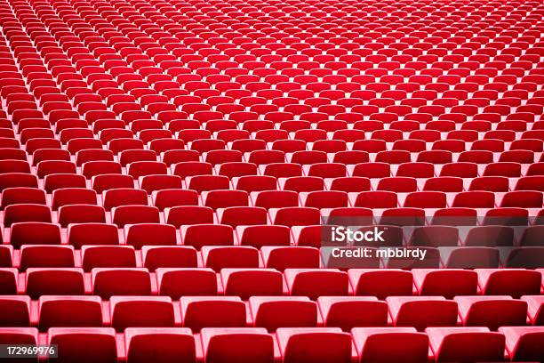 Foto de Arquibancada Em Grandes Esporte Stadium e mais fotos de stock de Arquibancada - Arquibancada, Vermelho, Arquitetura