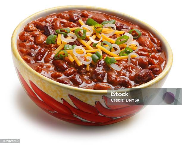 Tigela De Feijões Com Chili Isolado Em Fundo Branco - Fotografias de stock e mais imagens de Chilli com Carne