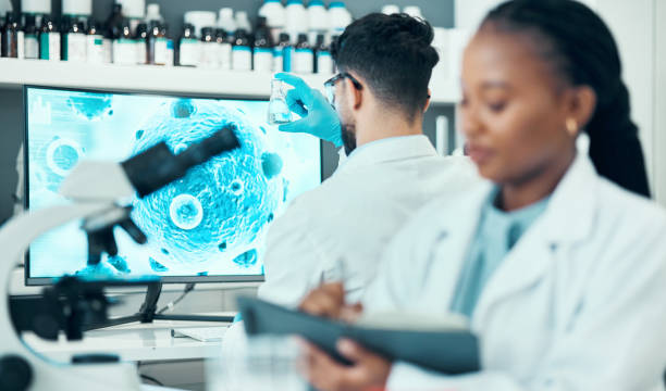 Scientist, people and laboratory for planning, writing and bacteria research, virus or vaccine solution, ideas and study. Professional science woman or medical student in notebook and computer screen científico, personas y laboratorio para la planificación, la escritura y la investigación de bacterias, soluciones de virus o vacunas, ideas y estudio. mujer profesional de la ciencia o estudiante de medicina en el cuaderno y la pantalla de la computado