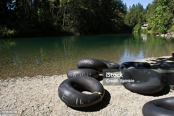 Photo libre de droit de Des Bouées banque d'images et plus d'images libres de droit de Fleuve et rivière - Fleuve et rivière, Activité, Arbre