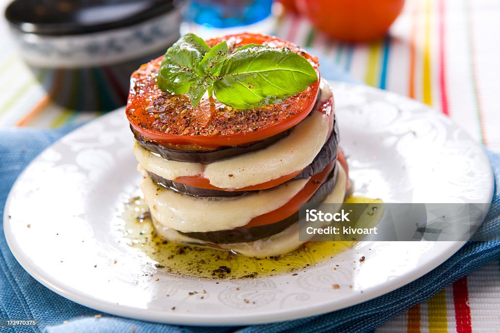 茄子とモッツァレラチーズ - ナスのロイヤリティフリーストックフォト