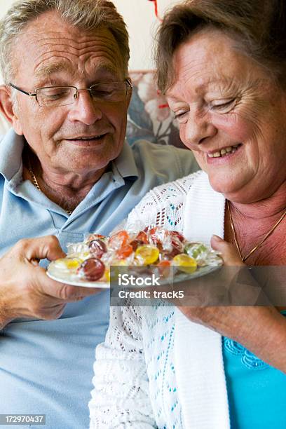 На Пенсию Сладости Для My Sweet — стоковые фотографии и другие картинки 60-69 лет - 60-69 лет, 65-69 лет, 70-79 лет