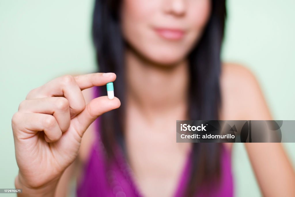 Garota mostrando um comprimido - Foto de stock de 20 Anos royalty-free