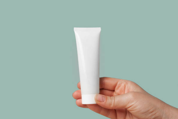 White Cream Package Template in Female Hand. Green Background. Natural Cosmetics Showing. Beauty Product Mockup. Skincare, Facial mask, Toner. Front View Soft Shadow. Trendy Bottle. Spa Anti-aging mock up. Eco Beauty Product promotion. Scene to Show. Top View, Soft Shadow, Flat Lay. Space for cosmetics or your logo. Topview. Copyspace. Cosmeceutical. Trendy minimal template mockup. FlatLay. Earth Tones. Skincare cosmetics. Background for presentation. Cream mock up. Beauty product mockup. minimalism. plantilla de paquete de crema blanca en mano femenina. fondo verde. muestra de cosmética natural. maqueta de producto de belleza. cuidado de la piel, mascarilla facial, tónico. vista frontal sombra suave. botella de moda. spa antienvejecimiento