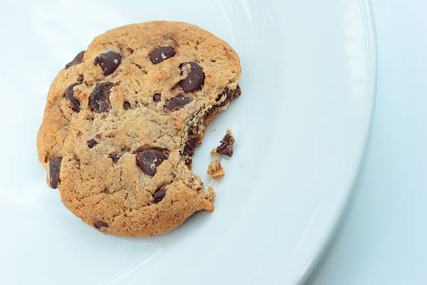 Cookie com gotas de Chocolate com mordida - foto de acervo