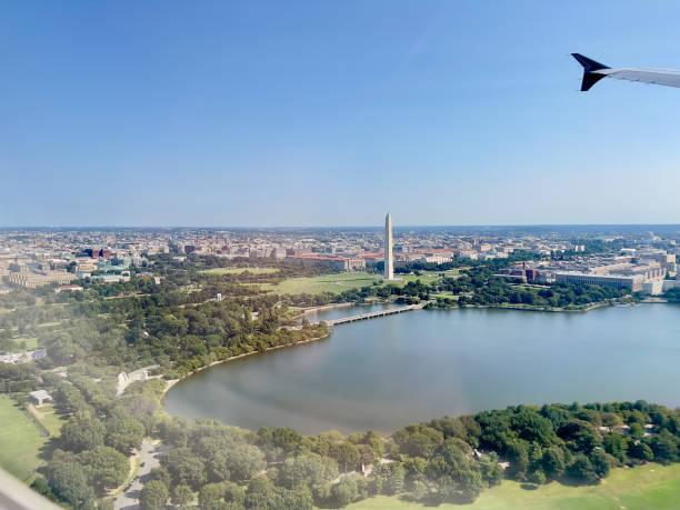 Air View / Tidal Basin and National monument under vthe wing.