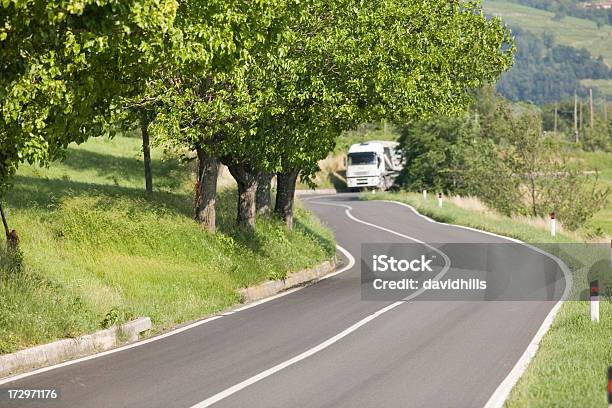 Lieferung Lkw Auf Kleine Road Stockfoto und mehr Bilder von Einspurige Straße - Einspurige Straße, Fotografie, Fracht