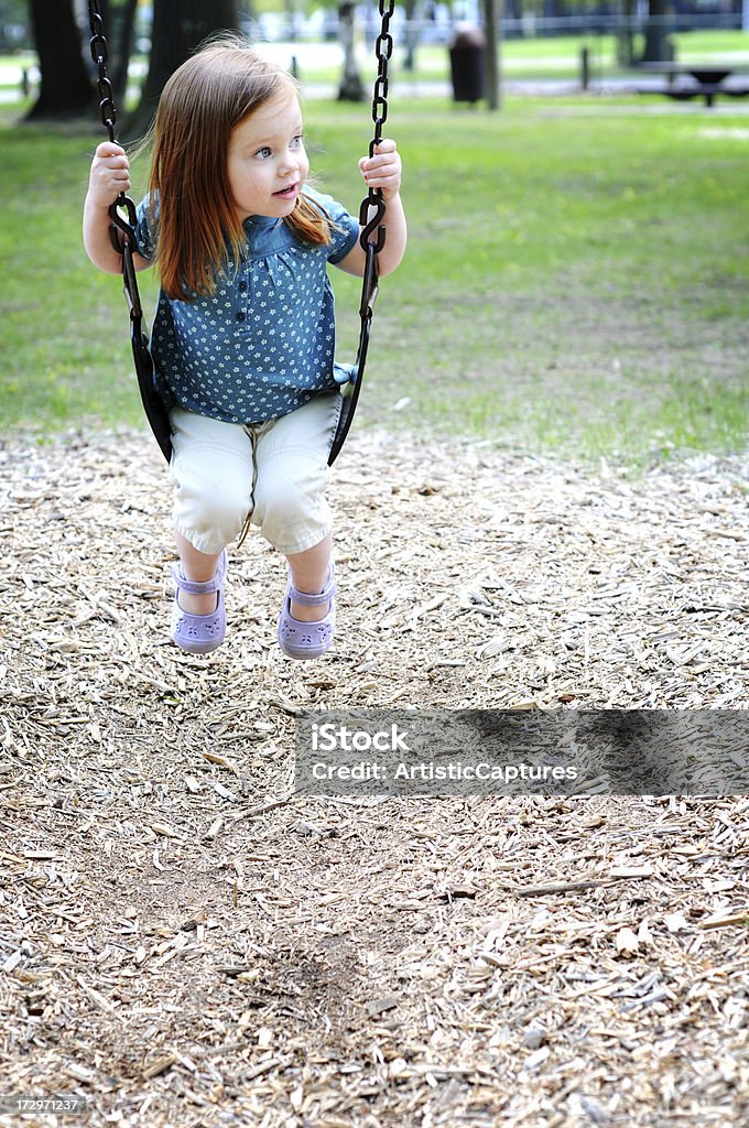 소녀만 앉아 흔들리다 at the Park - 로열티 프리 2-3 살 스톡 사진