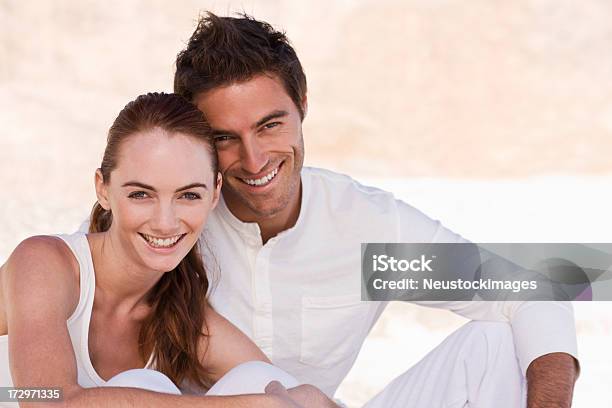 Feliz Pareja Joven Sonriente Foto de stock y más banco de imágenes de 20 a 29 años - 20 a 29 años, 20-24 años, Adolescente