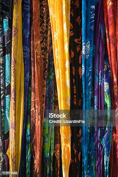 Batik Abiti Colorati - Fotografie stock e altre immagini di Abbigliamento - Abbigliamento, Abbigliamento casual, Adulto