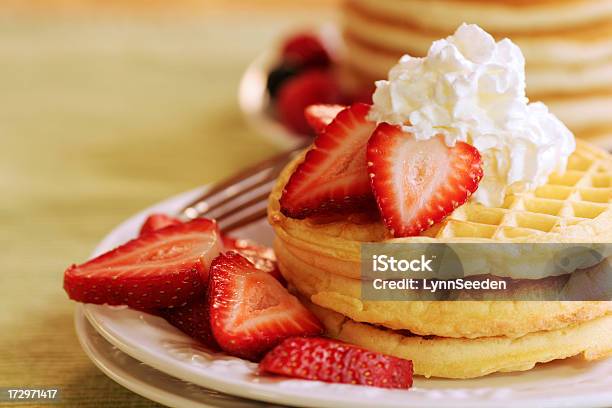 Waffeln Und Pfannkuchen Stockfoto und mehr Bilder von Waffel - Kuchen und Süßwaren - Waffel - Kuchen und Süßwaren, Erdbeere, Eierkuchen-Speise