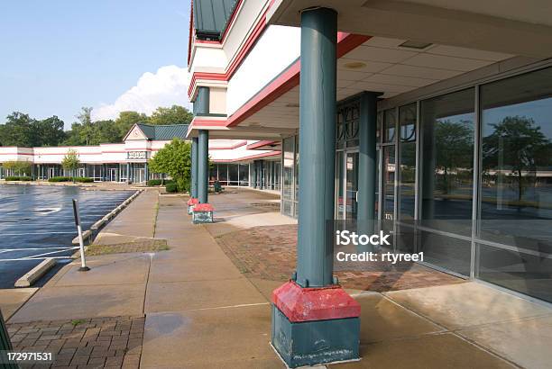 Centro Commerciale - Fotografie stock e altre immagini di Negozio - Negozio, Chiuso, Parcheggio