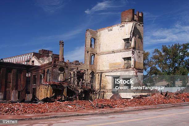 Queimado Edifício - Fotografias de stock e mais imagens de Abandonado - Abandonado, Arquitetura, Arruinado