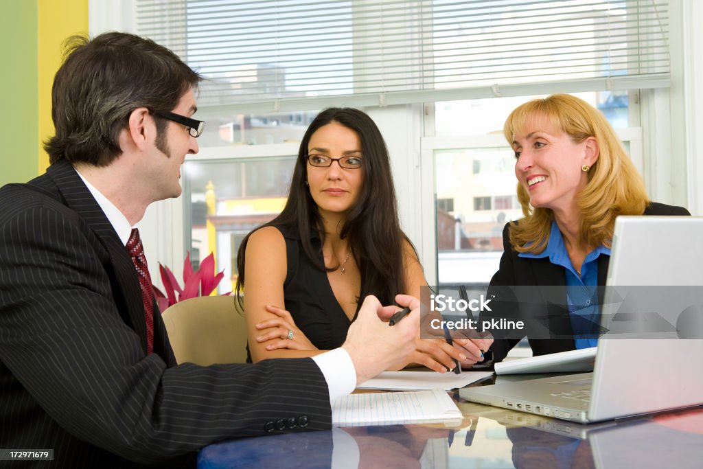Tres personas han una reunión de negocios - Foto de stock de Adulto libre de derechos