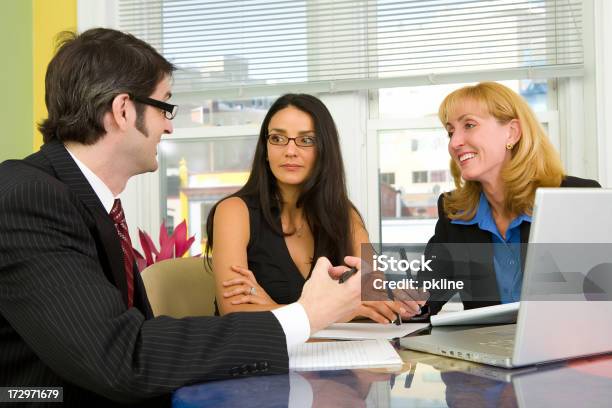 Tres Personas Han Una Reunión De Negocios Foto de stock y más banco de imágenes de Adulto - Adulto, Bien vestido, Cabello negro