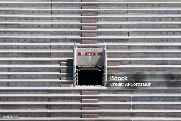 Estadio Deportivo Para Cemento De Asientos Y Tome La Salida De Escalera Foto de stock y más banco de imágenes de Cemento