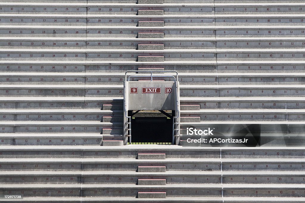 Stadio sportivo di cemento panca posti a sedere e uscita scala - Foto stock royalty-free di Cemento