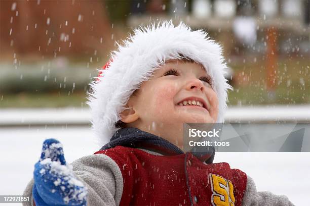 Jungen Spielen Im Schnee An Weihnachten Stockfoto und mehr Bilder von Schneeflocke - Schneekristall - Schneeflocke - Schneekristall, Fangen, Fausthandschuh