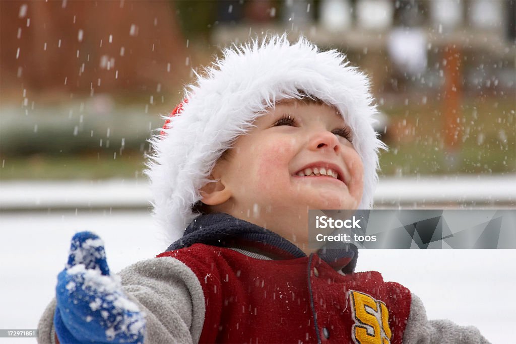 Jeune garçon jouant dans la neige de Noël - Photo de Flocon de neige - Neige libre de droits