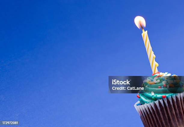 Foto de Cupcake Solitário e mais fotos de stock de Aniversário - Aniversário, Azul, Bolinho