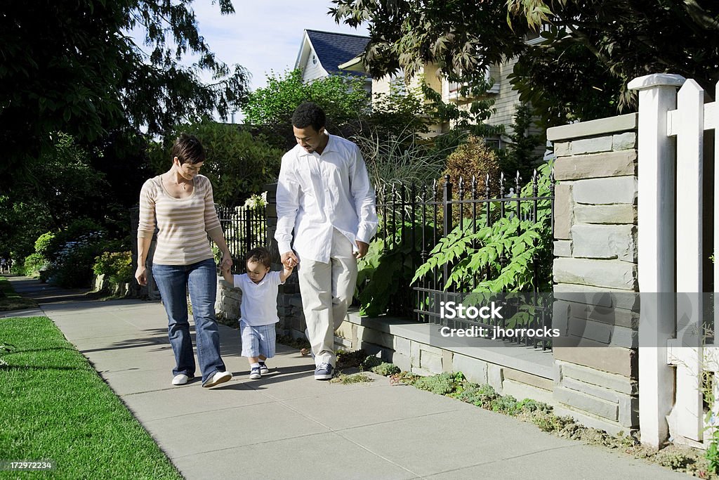 Família Jovem tendo um passeio - Royalty-free Casa Foto de stock