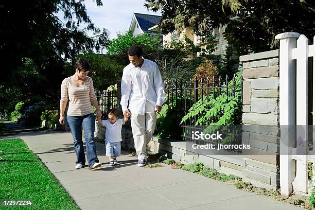 Família Jovem Tendo Um Passeio - Fotografias de stock e mais imagens de Casa - Casa, Comunidade, Distrito Residencial