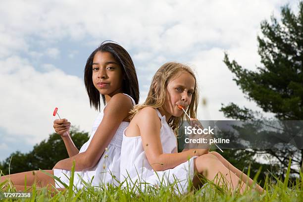 屋外に座っている若い女性どうしロリポップ - 10歳から11歳のストックフォトや画像を多数ご用意 - 10歳から11歳, 6歳から7歳, なめる