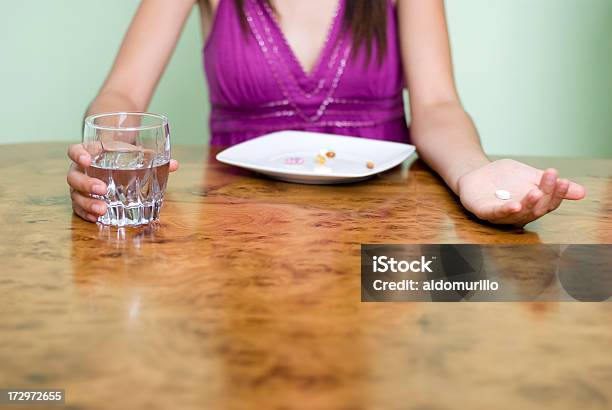 Mulher Comer Vitaminas De Placa - Fotografias de stock e mais imagens de 20-29 Anos - 20-29 Anos, Adulto, Alimentação Saudável