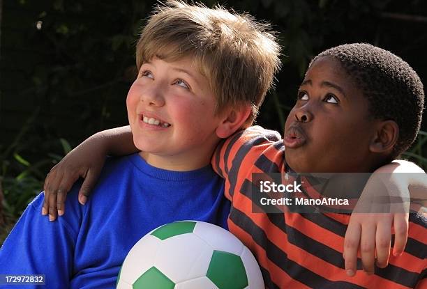 Schoolboys Con Una Pelota De Fútbol Foto de stock y más banco de imágenes de 8-9 años - 8-9 años, Abrazar, Africano-americano