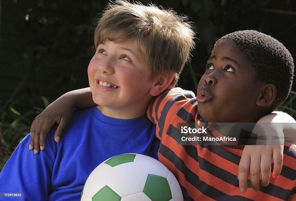 Schoolboys с Футбольный мяч - Стоковые фото 8-9 лет роялти-фри