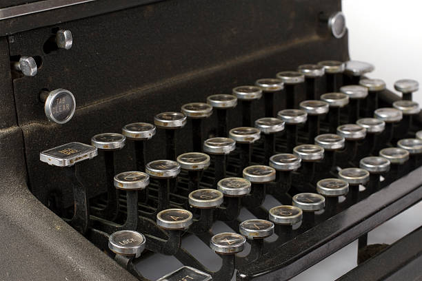 close-up vintage qwerty chaves de máquina de escrever - 1930s style typewriter old retro revival - fotografias e filmes do acervo