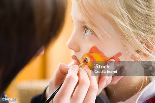 Bodypaintingmaking Up Fisch Auf Mädchen Gesicht Stockfoto und mehr Bilder von Attraktive Frau - Attraktive Frau, Bemaltes Gesicht, Blondes Haar