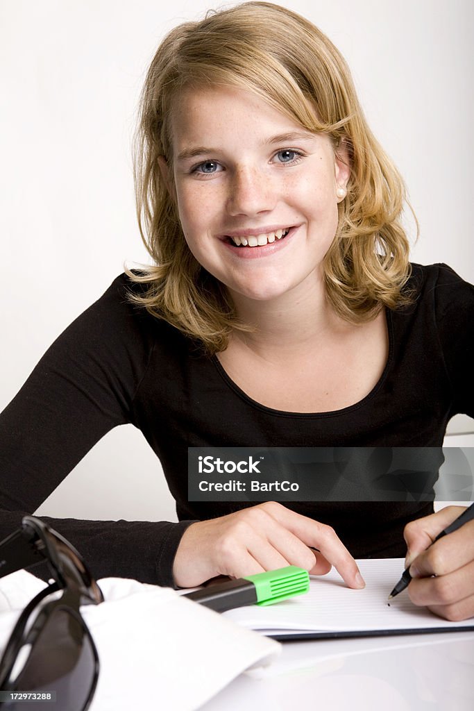 Giovane femmina studente sta lavorando al compito - Foto stock royalty-free di 12-13 anni