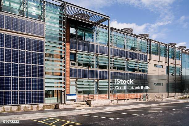 태양전지판 유리창을 통해 사무실 Lab 에서 볼 수 있습니다 태양전지판에 대한 스톡 사진 및 기타 이미지 - 태양전지판, 건물 외관, 사무실용 빌딩