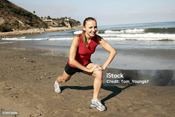 Praia Stretch - Fotografias de stock e mais imagens de 20-29 Anos - 20-29 Anos, Adulto, Aeróbica