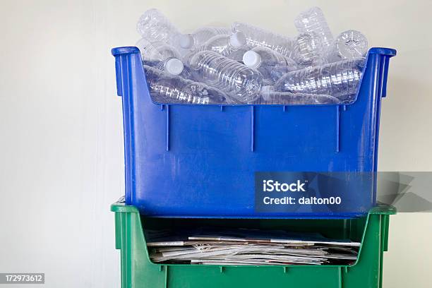 Riciclare Ii - Fotografie stock e altre immagini di Bidone per il riciclaggio - Bidone per il riciclaggio, Bottiglia, Carta