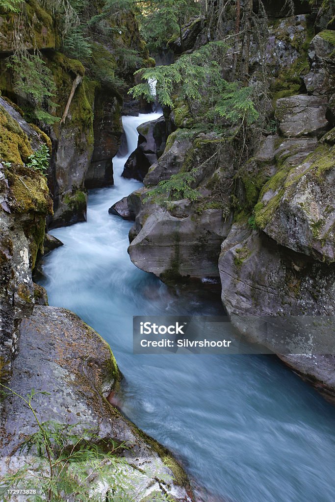 Cataratas Avalanche Falls en el Parque Nacional de los Glaciares - Foto de stock de Aire libre libre de derechos