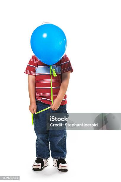 Ragazzino Nascondere Dietro Il Palloncino - Fotografie stock e altre immagini di Bambini maschi - Bambini maschi, Bambino, Caucasico