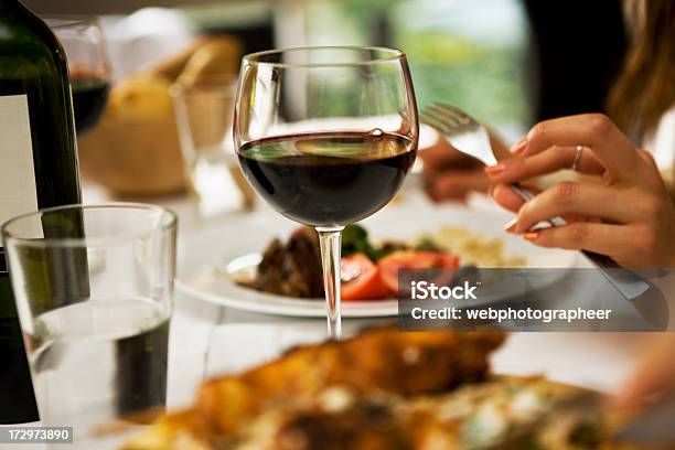 Vino Foto de stock y más banco de imágenes de Primer plano - Primer plano, Sentarse a comer, Alimento