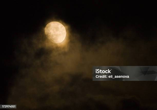 Cielo Nocturno Y Luna Llena Foto de stock y más banco de imágenes de Embrujado - Embrujado, Fondos, Aire libre