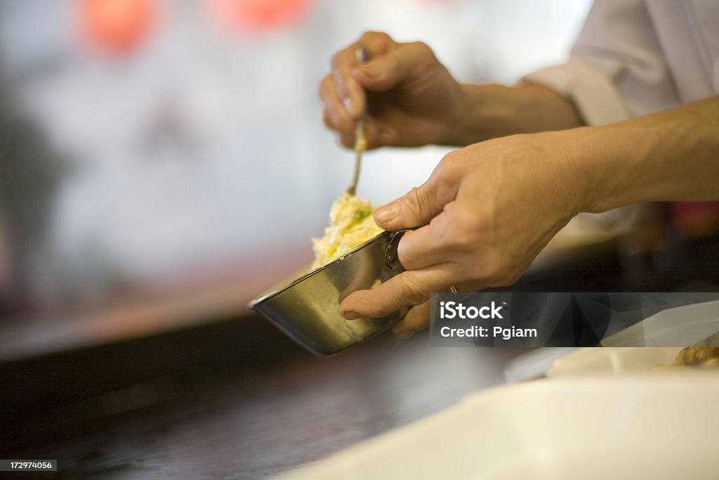 Koch bereitet Frühstück auf einem grill " - Lizenzfrei Ei Stock-Foto