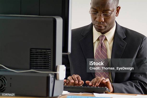 Stress Im Büro Series Stockfoto und mehr Bilder von Afrikanischer Abstammung - Afrikanischer Abstammung, Büro, Bürokratie