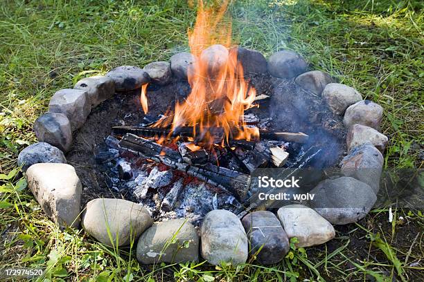 Lagerfeuer Stockfoto und mehr Bilder von Feuerstelle - Feuerstelle, Tag, Brennen