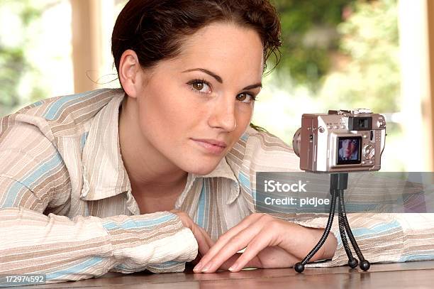 Die Selbstporträt Stockfoto und mehr Bilder von Blick in die Kamera - Blick in die Kamera, Braunes Haar, Digitalkamera