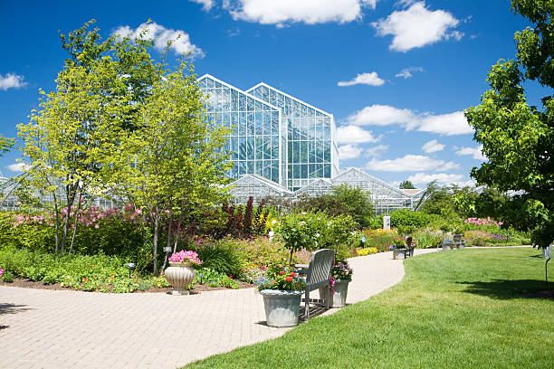 メイヤー庭園と温室をグランドラピッズ、ミシガン - formal garden garden path bench flower ストックフォトと画像