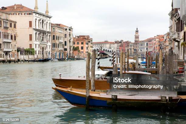 Foto de Ponte De Rialto Em Veneza Itália e mais fotos de stock de Arquitetura - Arquitetura, Atracado, Cidade