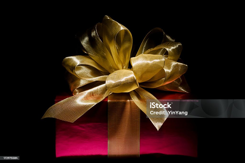 Vermelho de Natal com caixa de presente com laço de ouro, dando cara presente - Foto de stock de Presente royalty-free
